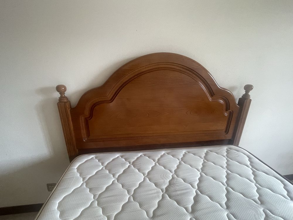 Cama de casal como nova e colchão com pouco uso