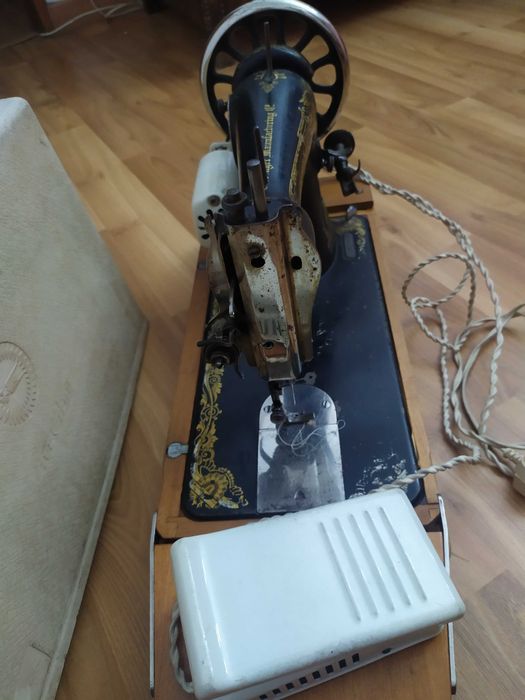 MÁQUINA DE COSTURA "SINGER", início séc.XX, portátil e eléctrica