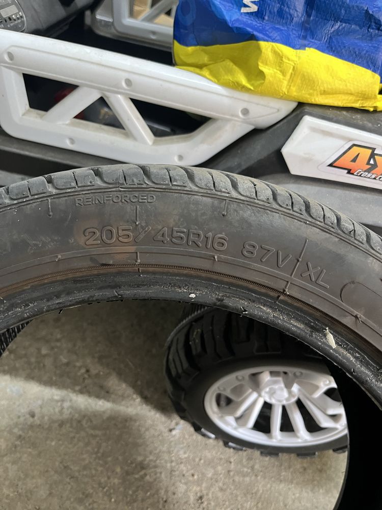 Pneu 205/45 R16 como novo