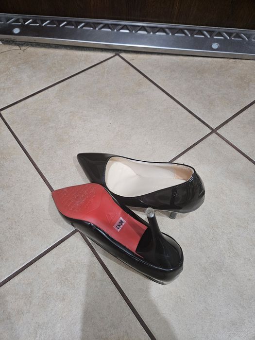 Czarne szpilki z czerwoną podeszwą