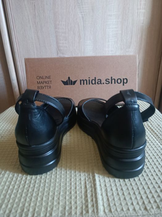 Нові шкіряні босоніжки 37р.