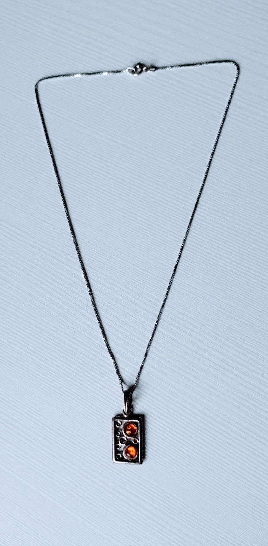 Srebrny naszyjnik wisiorek ze srebra 925 z bursztynem 40cm