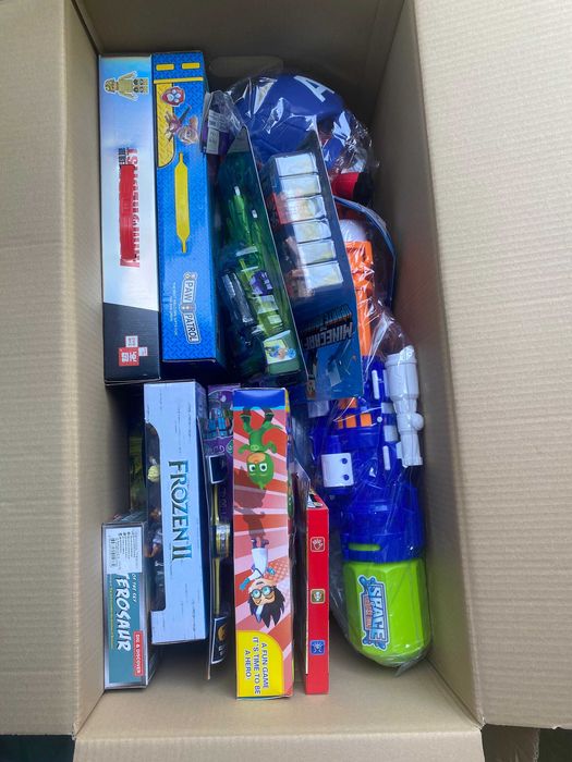 Karton niespodzianka Zabawki na prezent Figurki Likwidacja sklepu 12sz