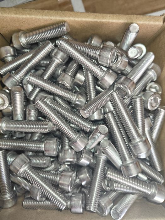 В наявності болт нержавійка м8