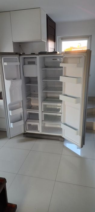 Lodówka dwudrzwiowa z kostkarką lodu