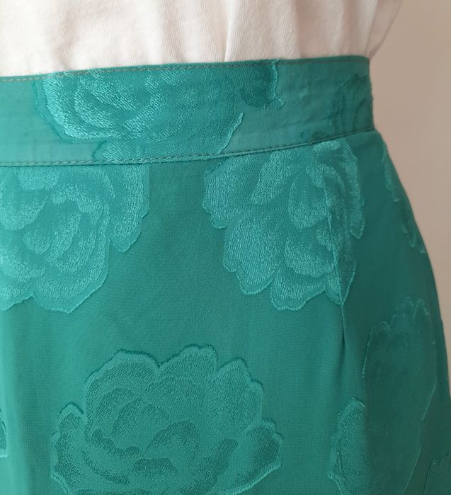 Saia Vintage 80s verde, com rosas texturadas. Tamanho L