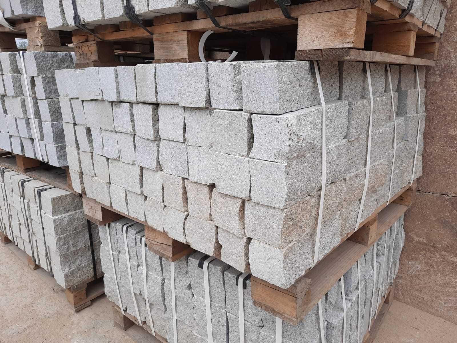 Palisada granitowa cięto-łupana 10/10/30 szaro-żółta