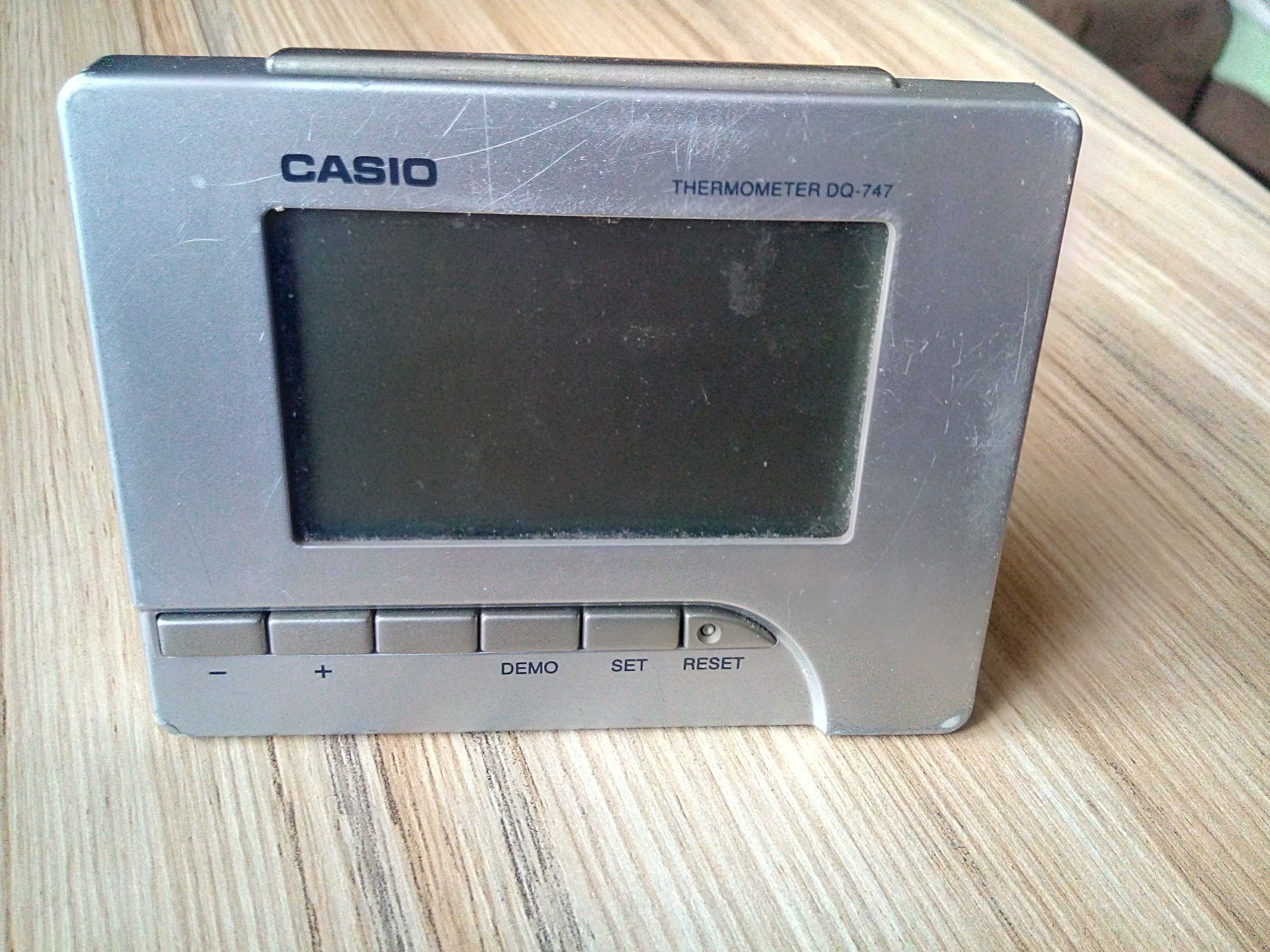 Будильник Casio DQ-747-8EF