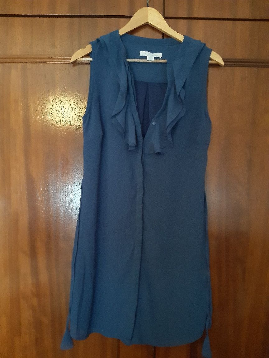 Vestido azul com folhos no decote