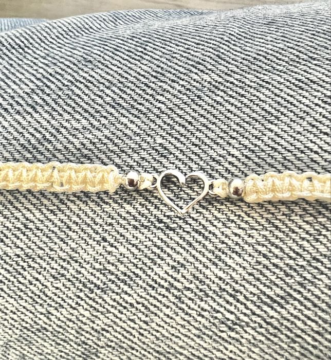 Pulseira ajustável.