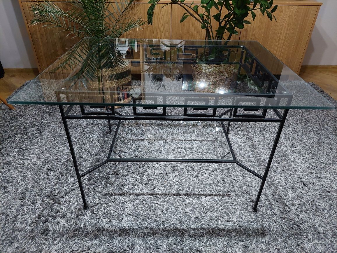 Stół szklany na metalowej konstrukcji