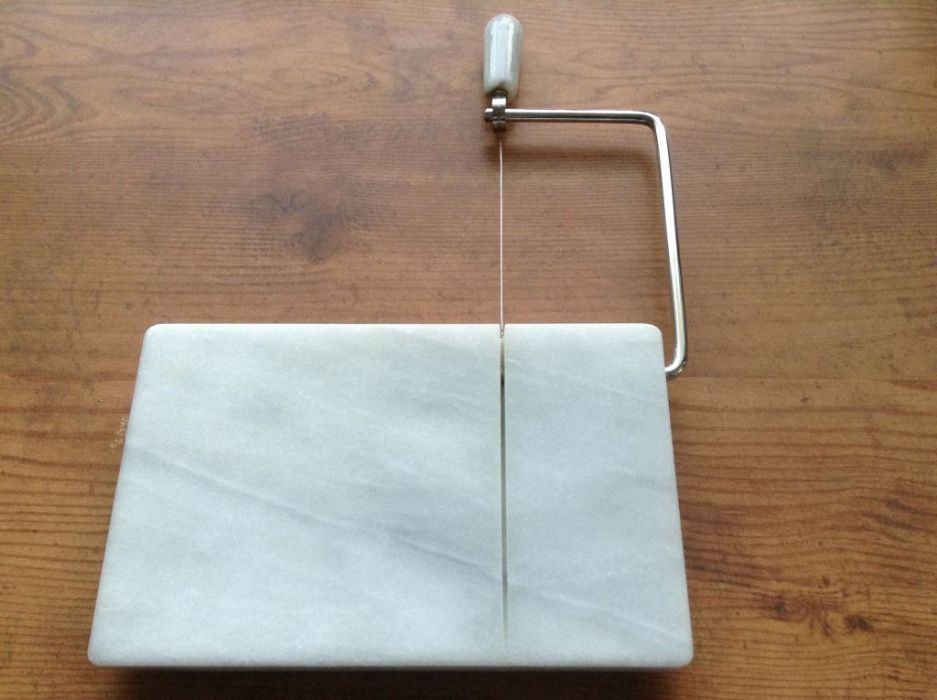 Marmurowa krajalnica strunowa do produktów spożywczych .