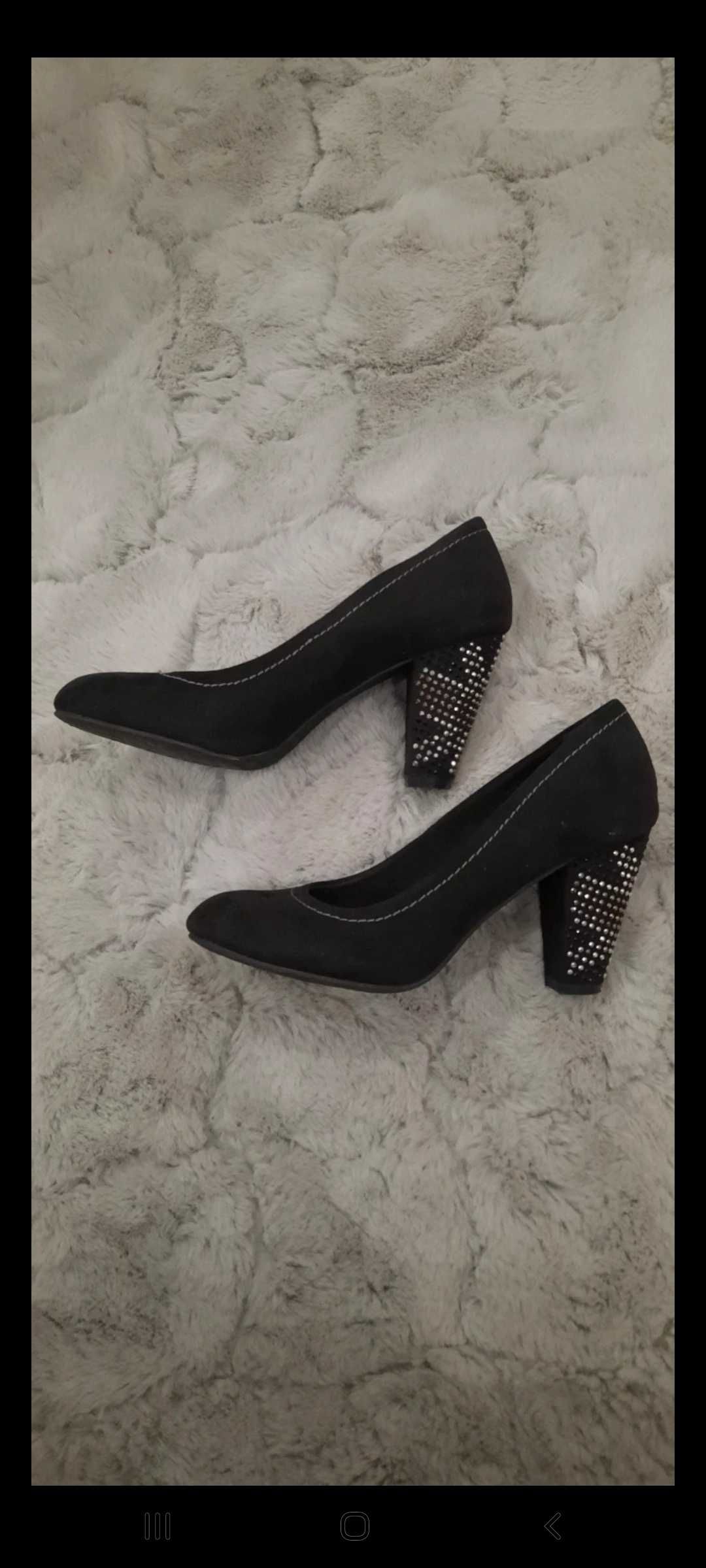 Czarne buty na obcasie Graceland