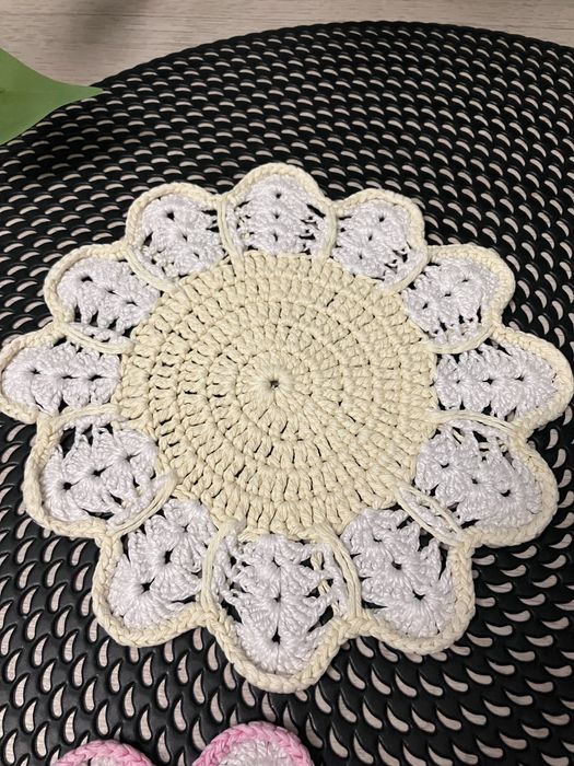 Serwetki wykonane na szydełku. 4 sztuki. Vintage