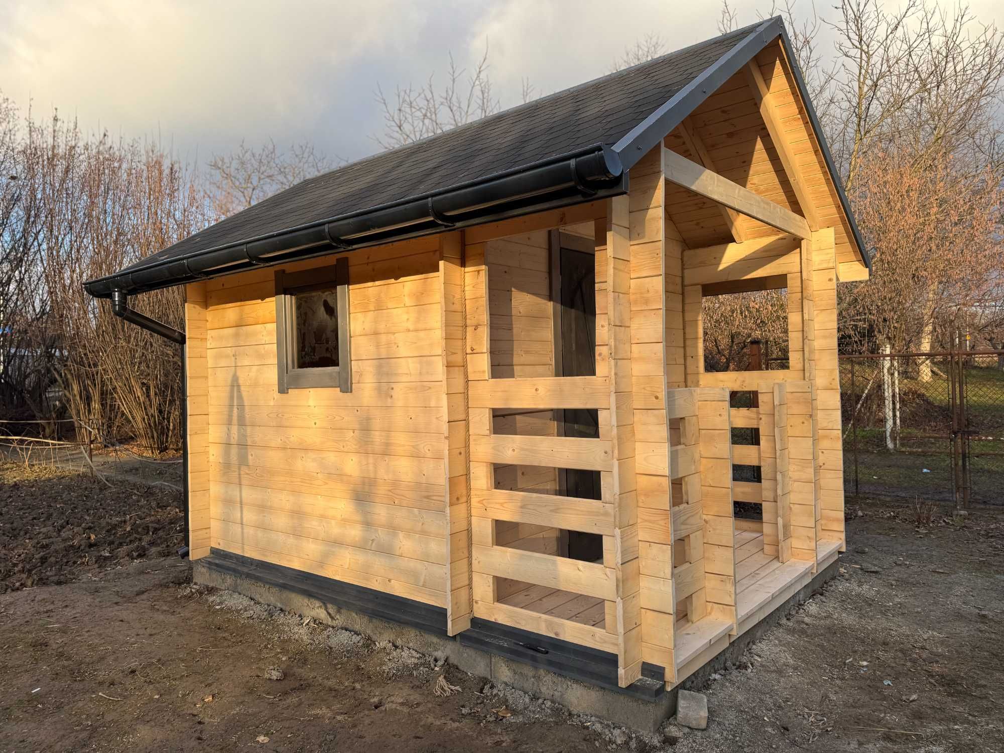 Drewniany domek działkowy "Jaśmin" 300x300 z bali prostokątnych