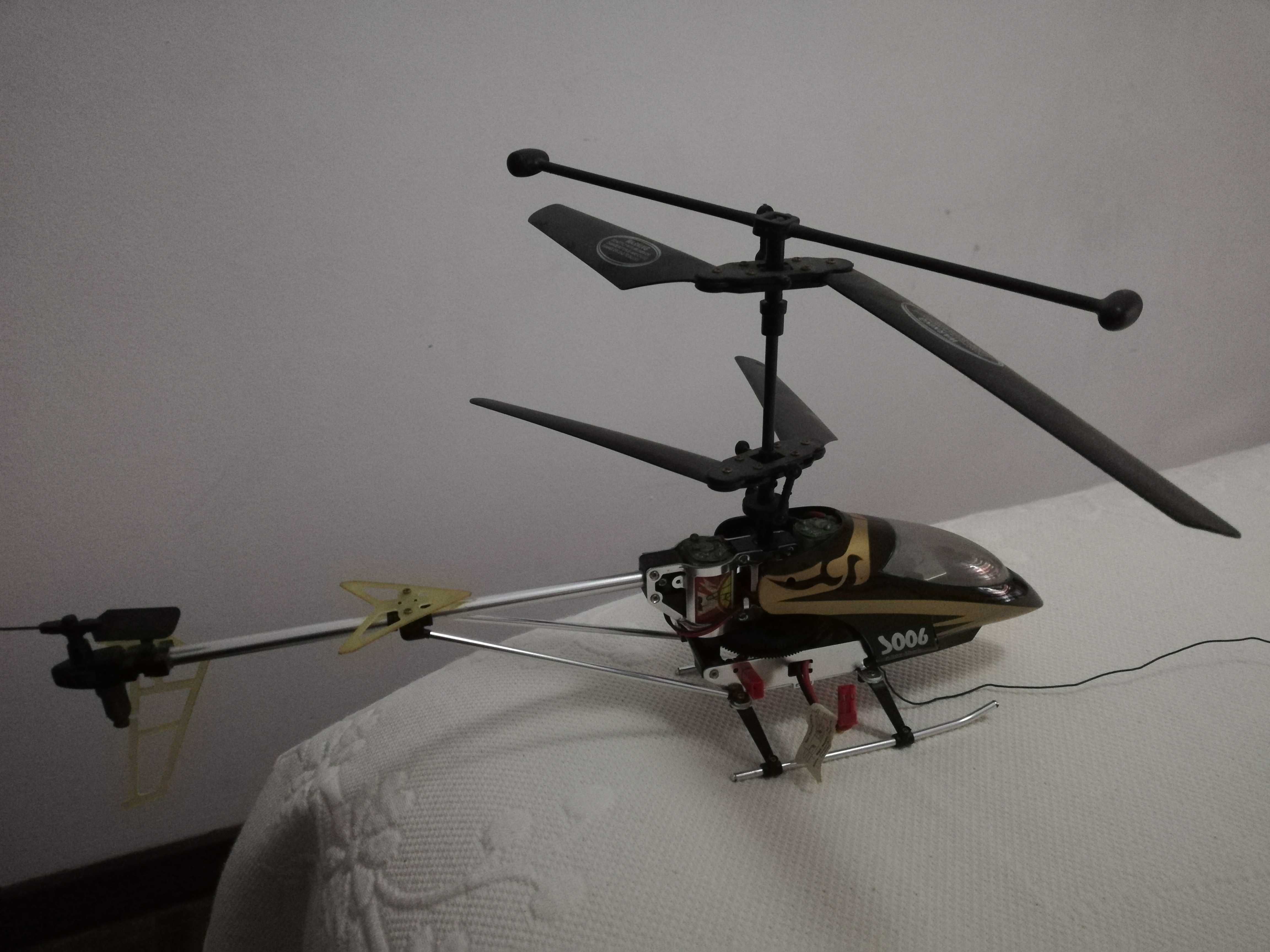 Helicóptero telecomandado para peças