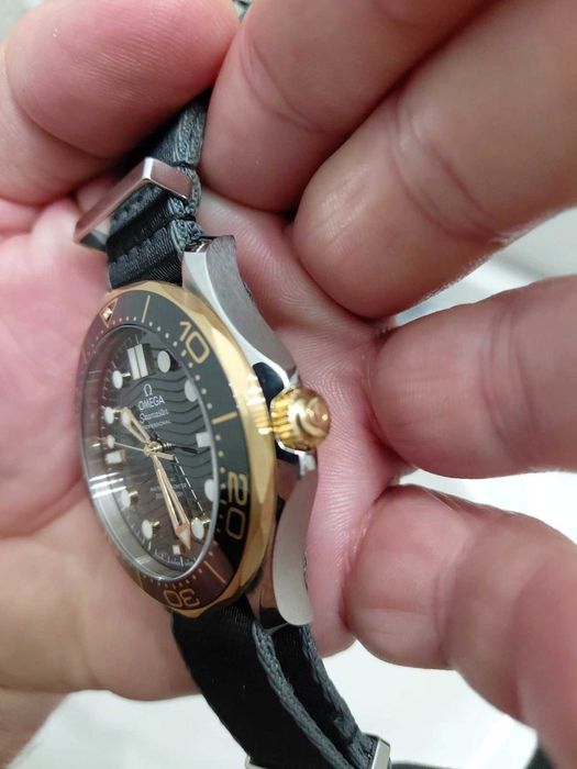 Relógio Omega Seamaster 300 bicolor preto e dourado