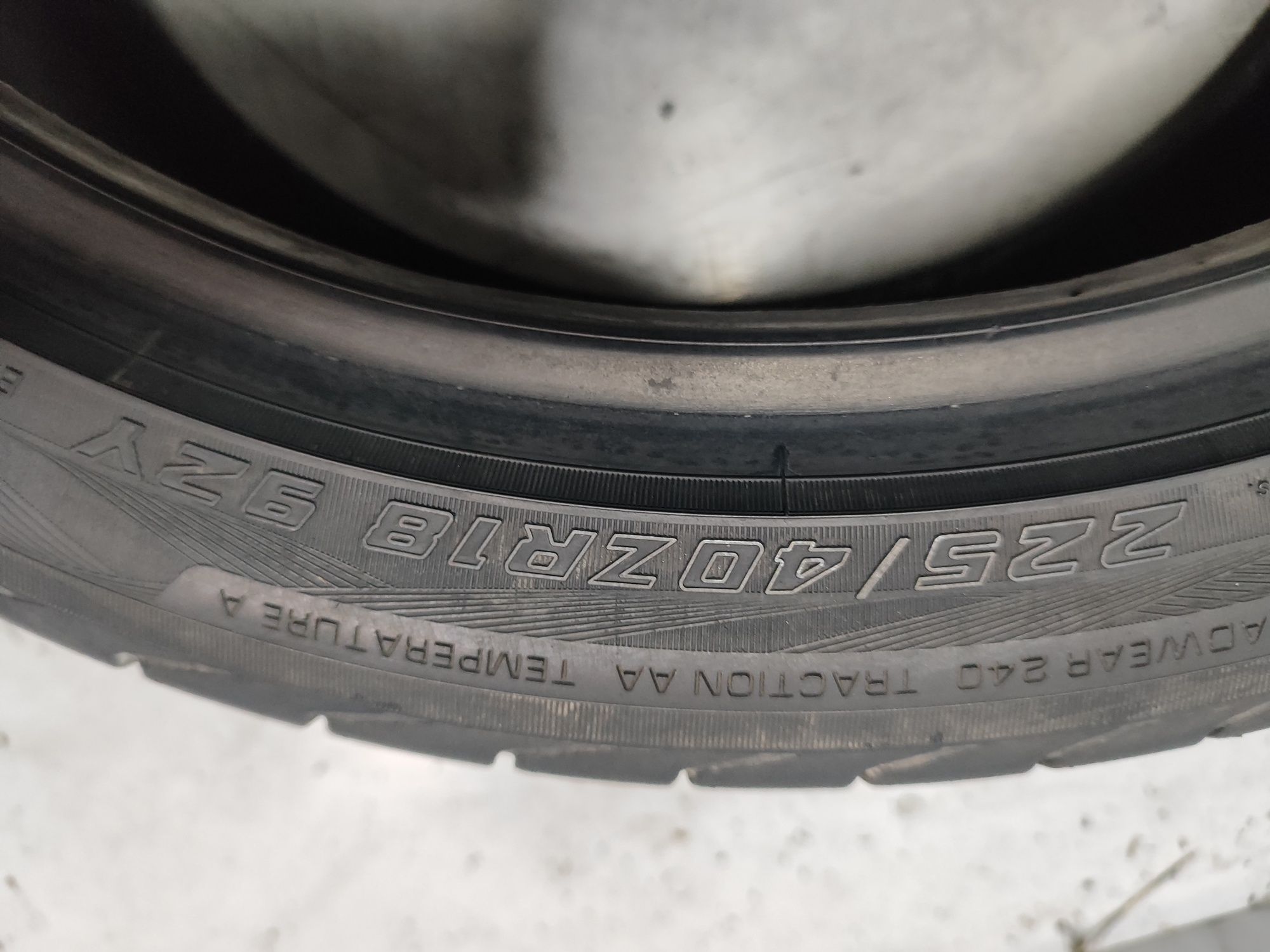 2 pneus  semi novos Yokoama 225/40R28 92Y - Oferta da Entrega