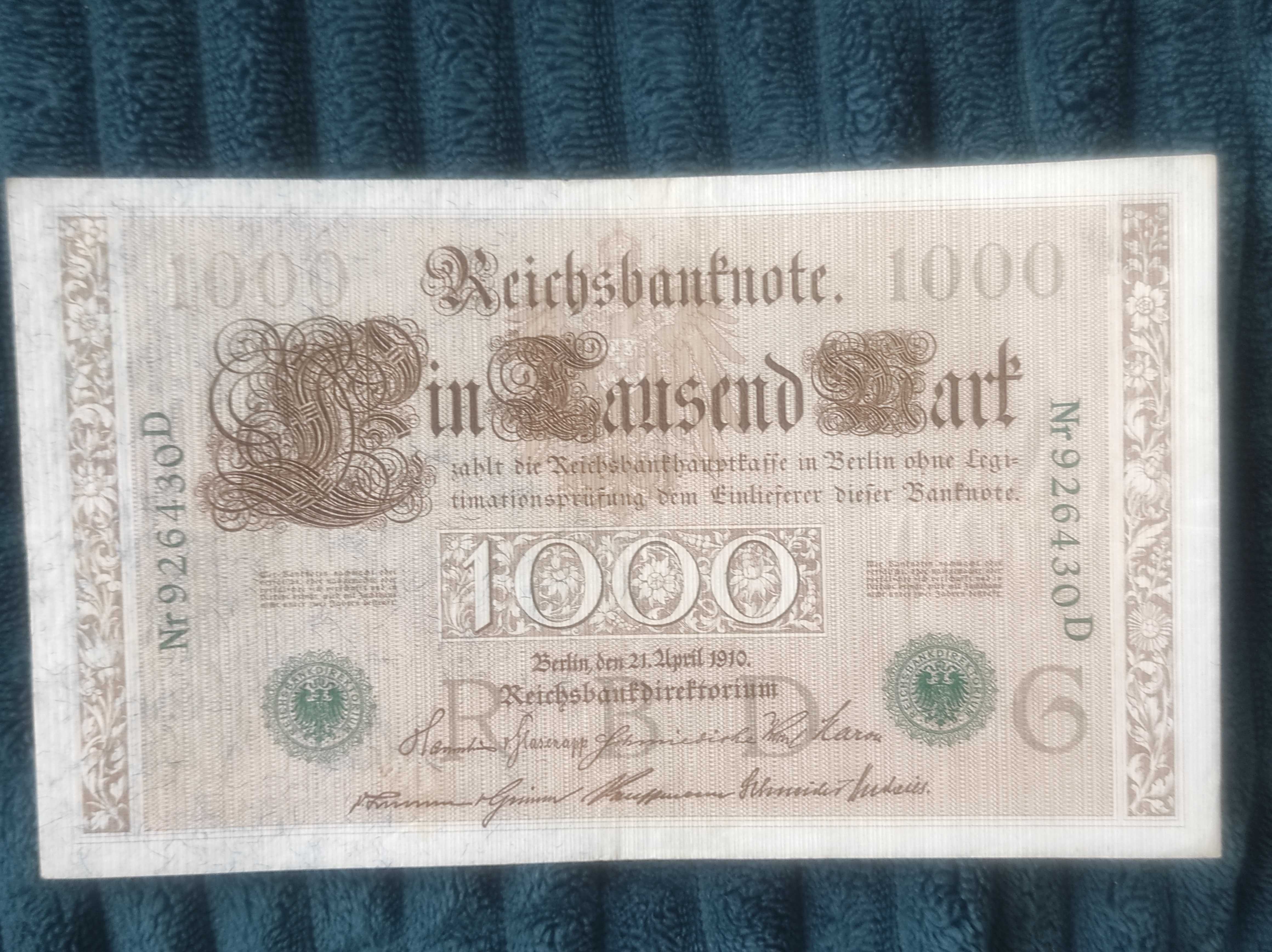 Banknot Niemcy 1000 Marek 1910 z zielonym numerem i pieczęcią.