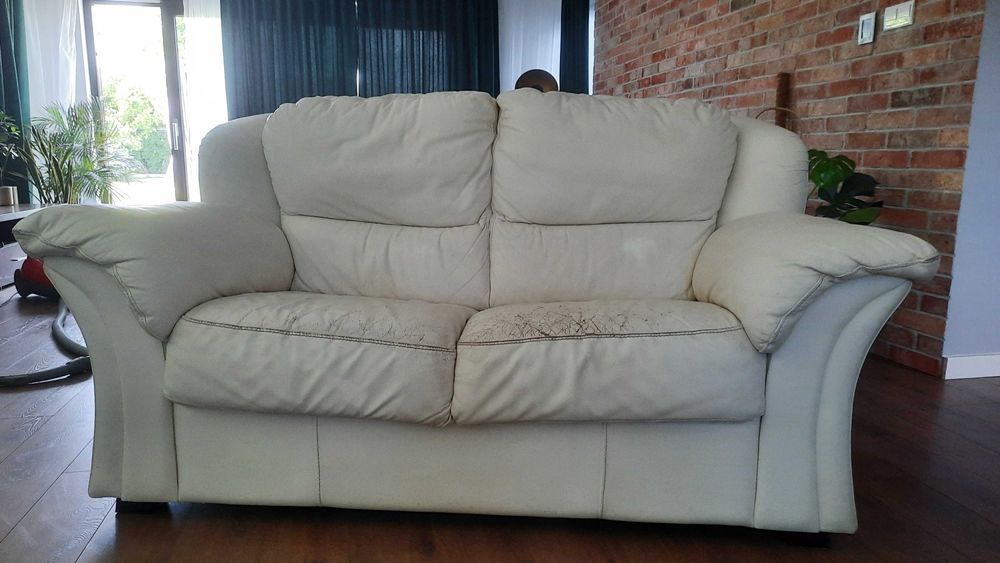 Sprzedam sofę dwuosobową, skórzana tapicerka w kolorze białym
