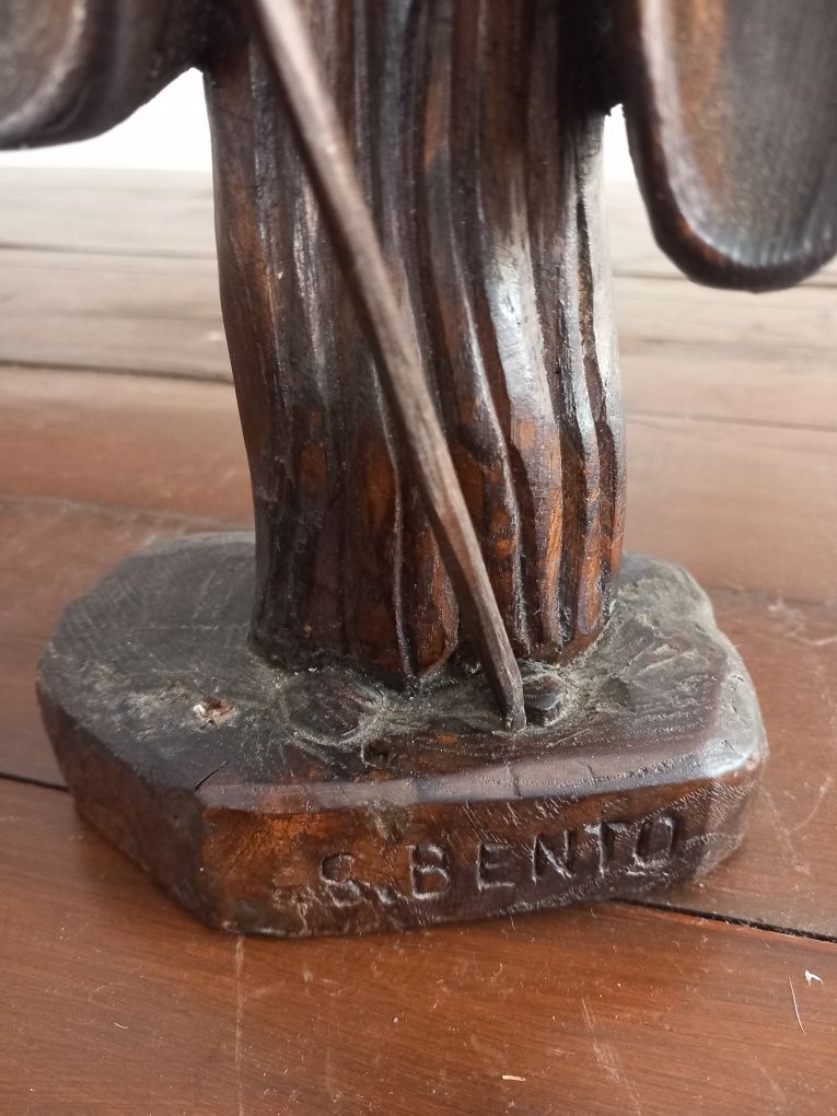 São Bento em madeira