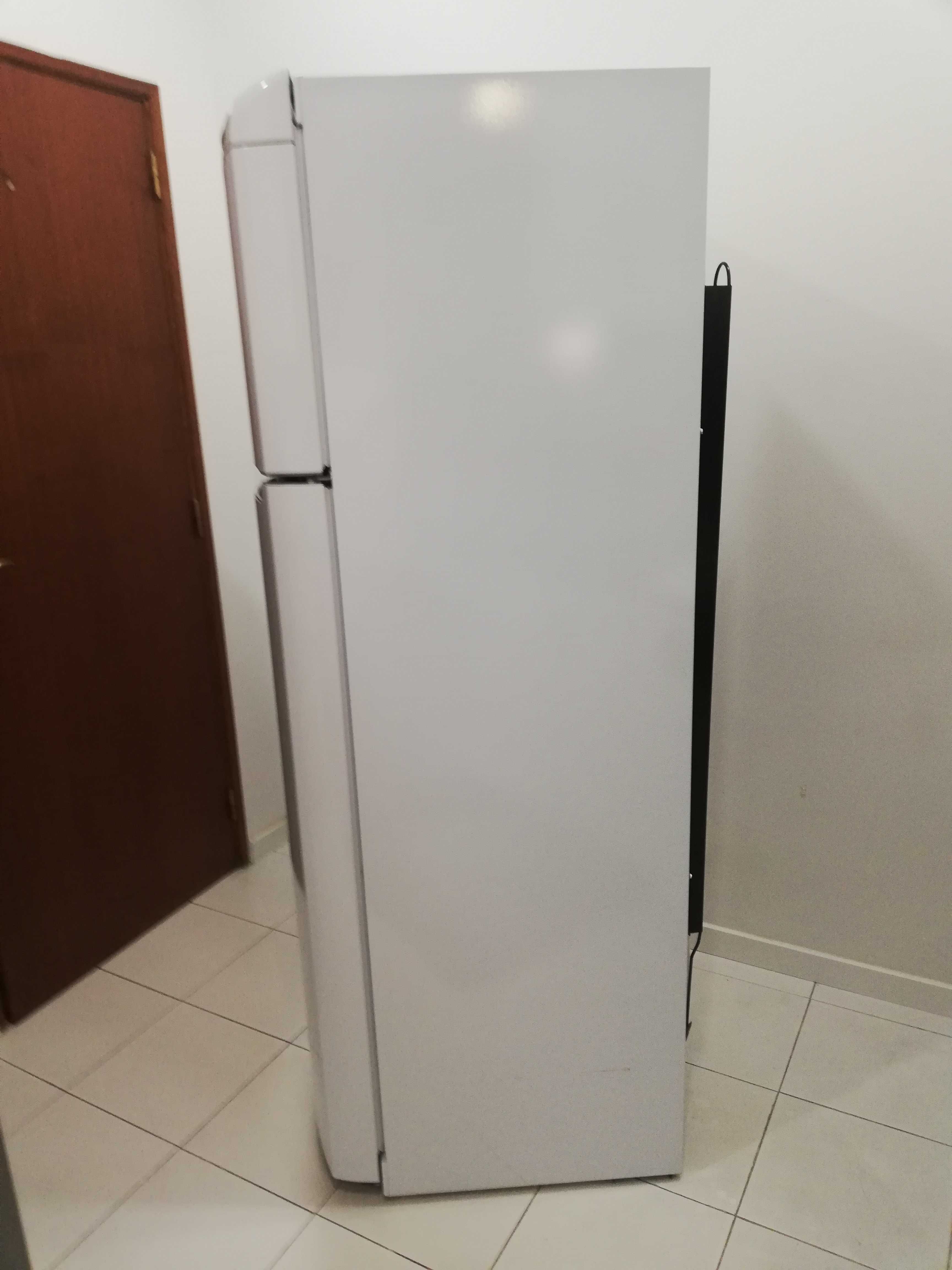 Frigorífico com Congelador INDESIT