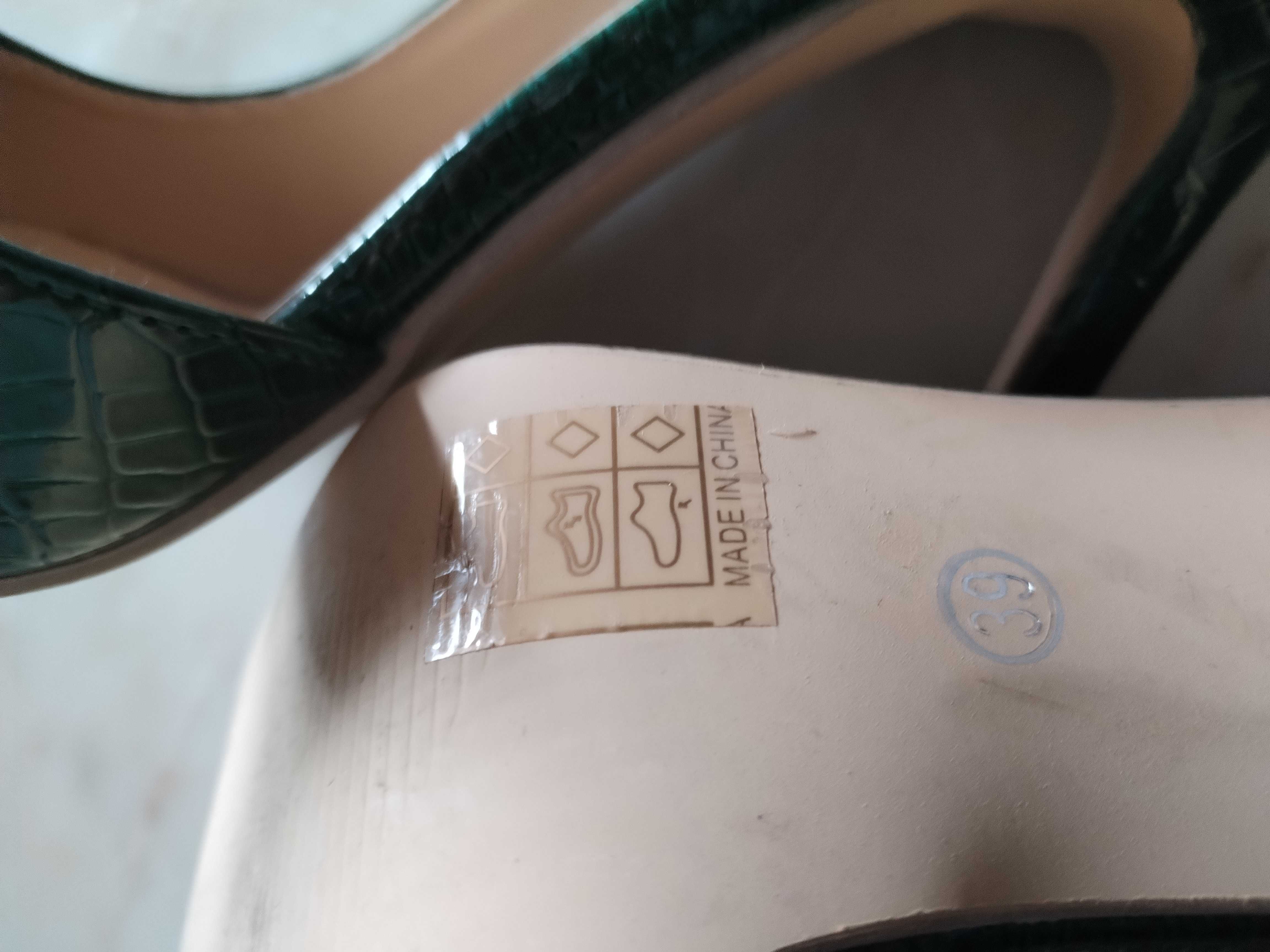 Sapatos de cerimónia novos n. 39