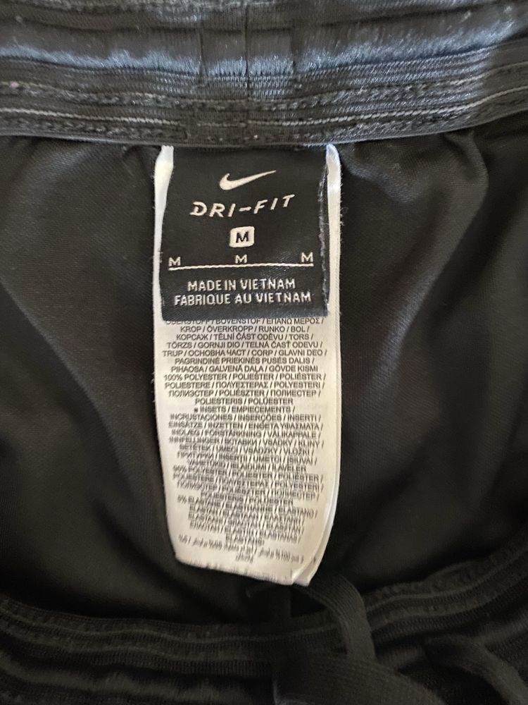 Шорти Nike.