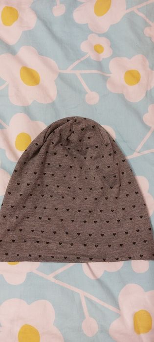 2 czapki szare w czarne serduszka