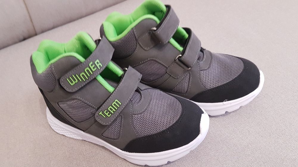 Дитячі кросівки нові.