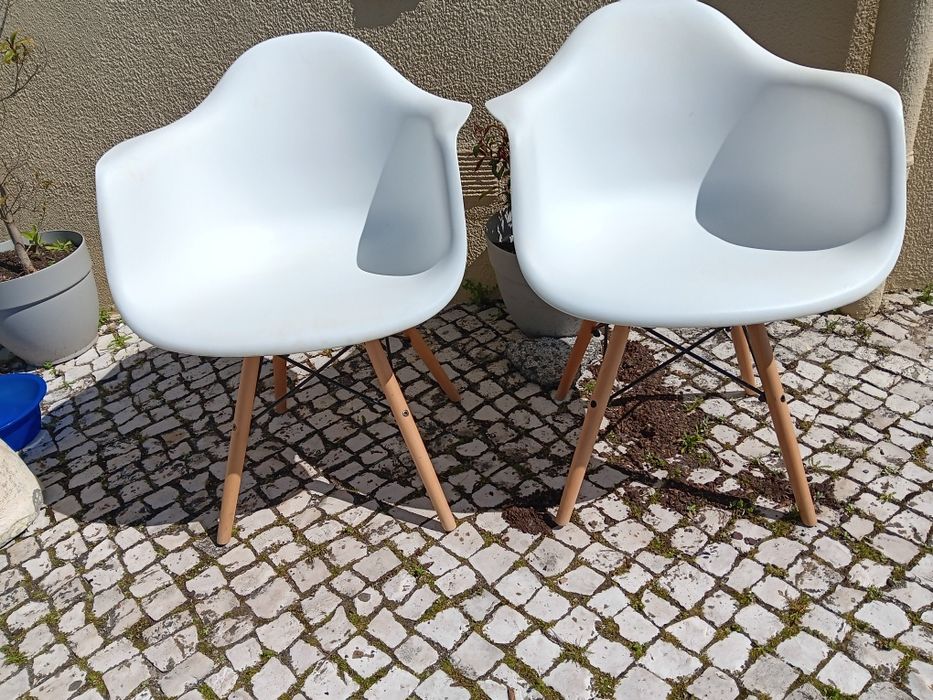 2 Cadeiras  Brancas com braços