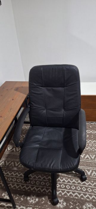 Secretaria e cadeira de escritório