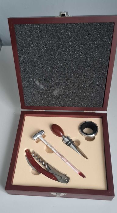 Zestaw akcesoriów do wina z 4 elementy