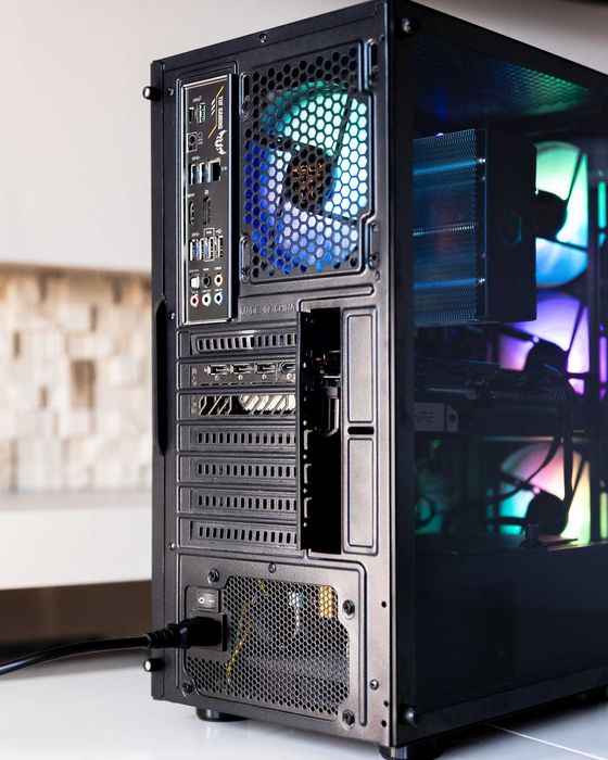 Komputer gamingowy, Ryzen 7 5700X, Sapphire RX 6800.