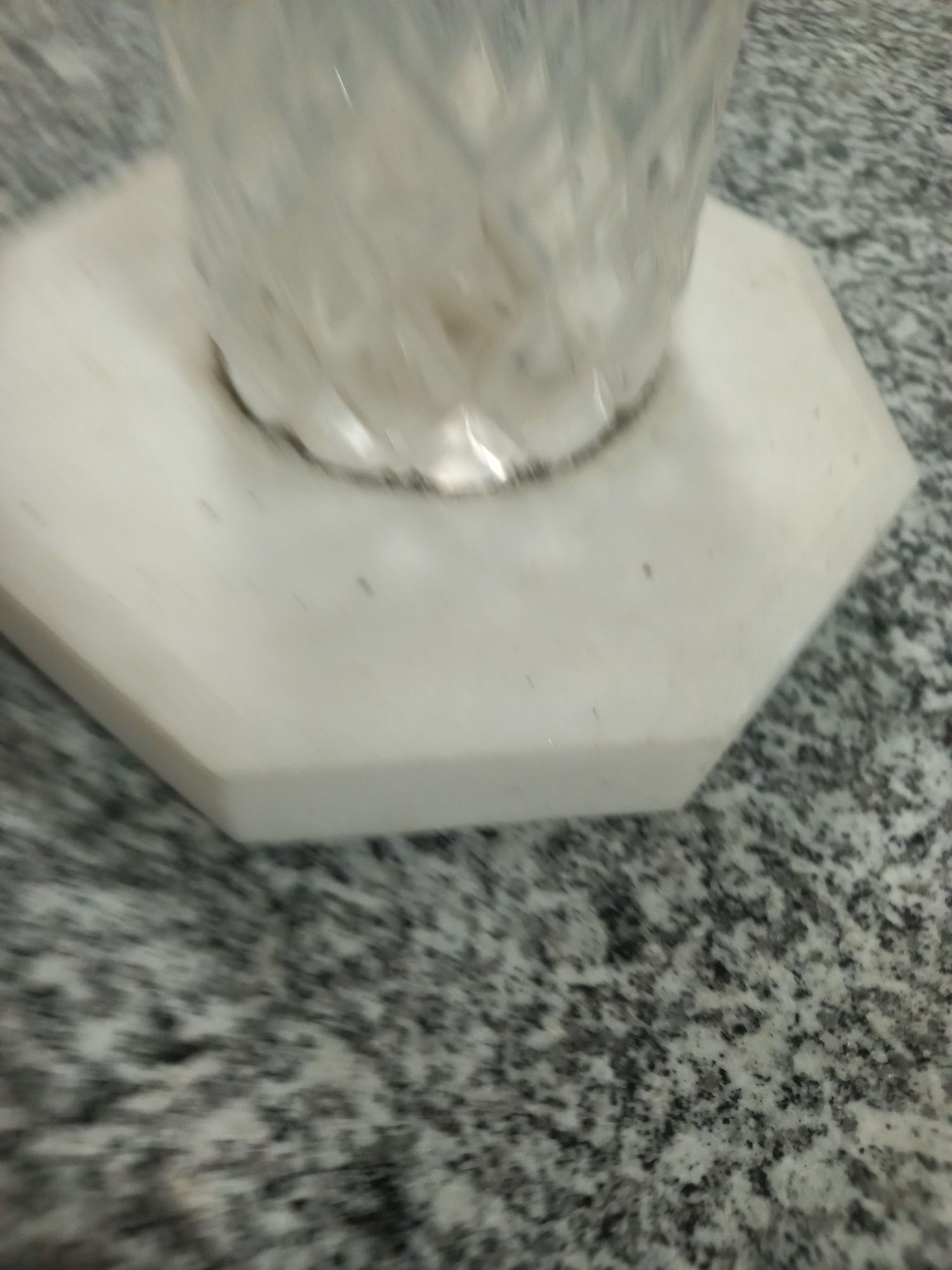 Jarra em cristal com base em pedra narmore