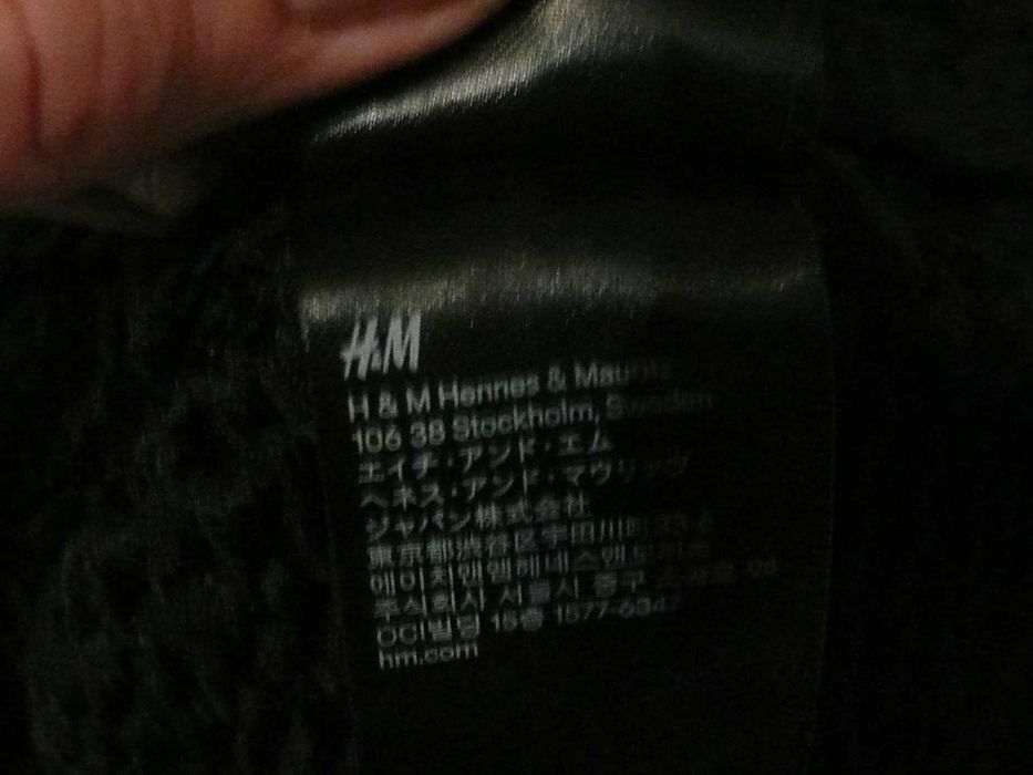 czarny sweter HM , dekolt w serek