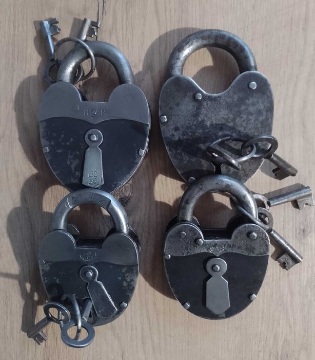 Kłódka stara szt. 4 z manufaktury świątnickiej w super stanie