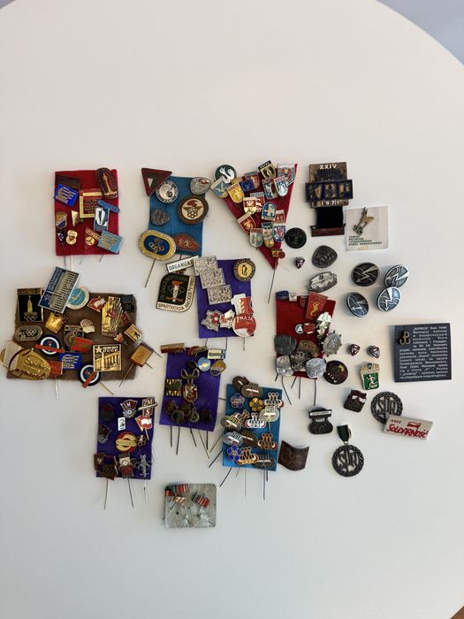 Okolo 150 wpinek przypinek okolicznościowych prl sportowe miasta