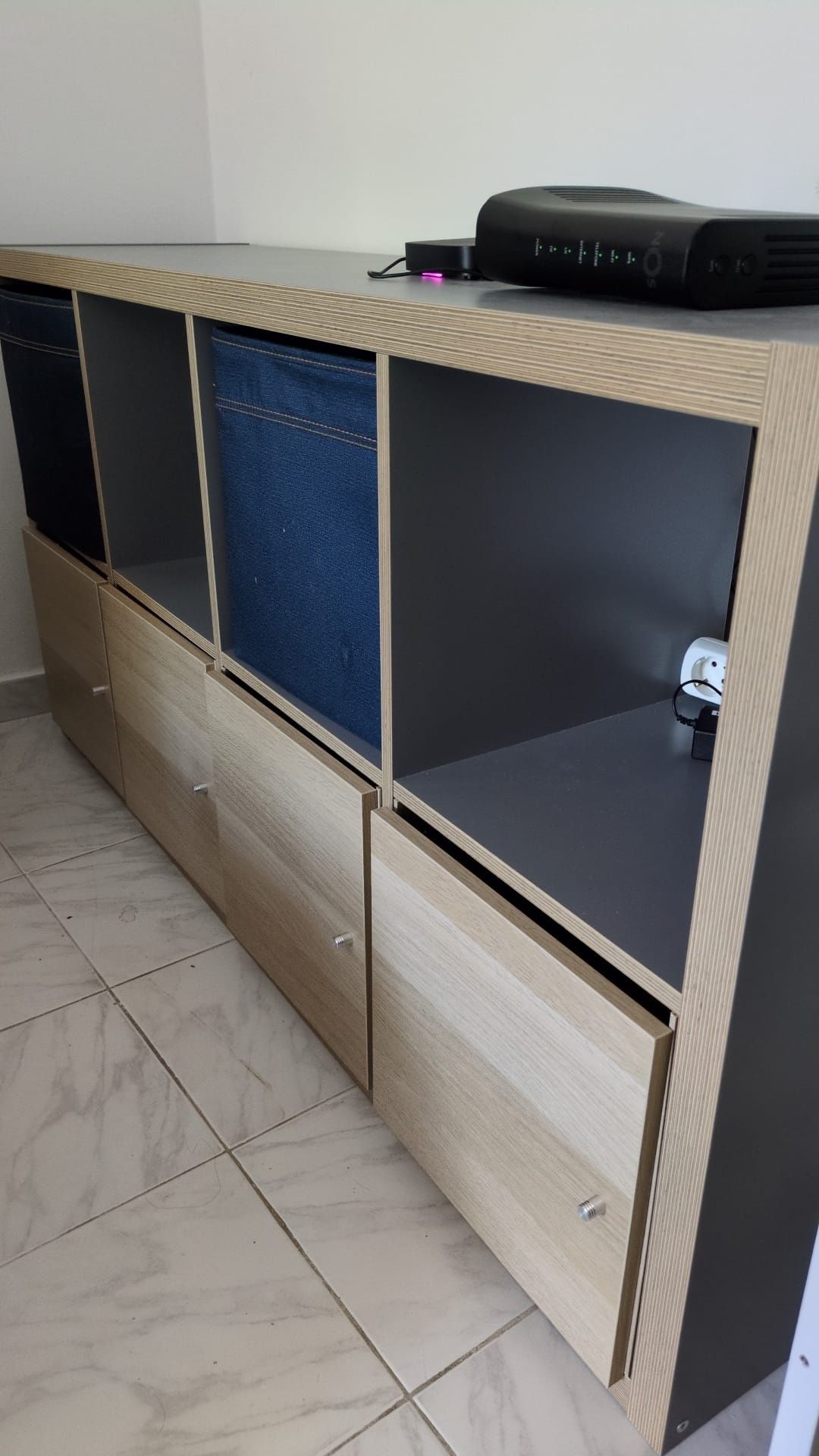 Rack IKEA com 2 caixas organizadoras