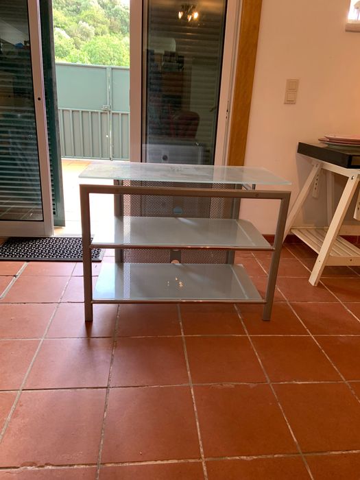 Móvel Tv com três prateleiras de vidro fosco o móvel é metálico