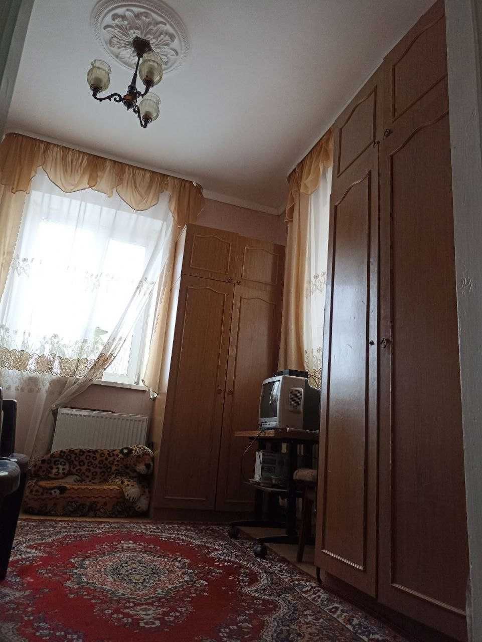 Продаж затишного будинку недалеко від центру міста.