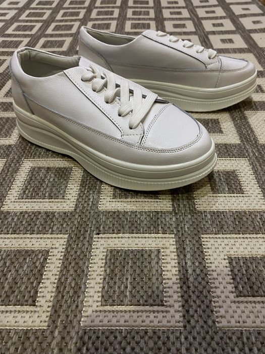 Кросівки жіночі