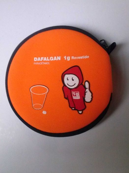 Porta CDs completamente novo.