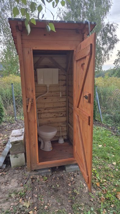 WC drewniany z sedesem