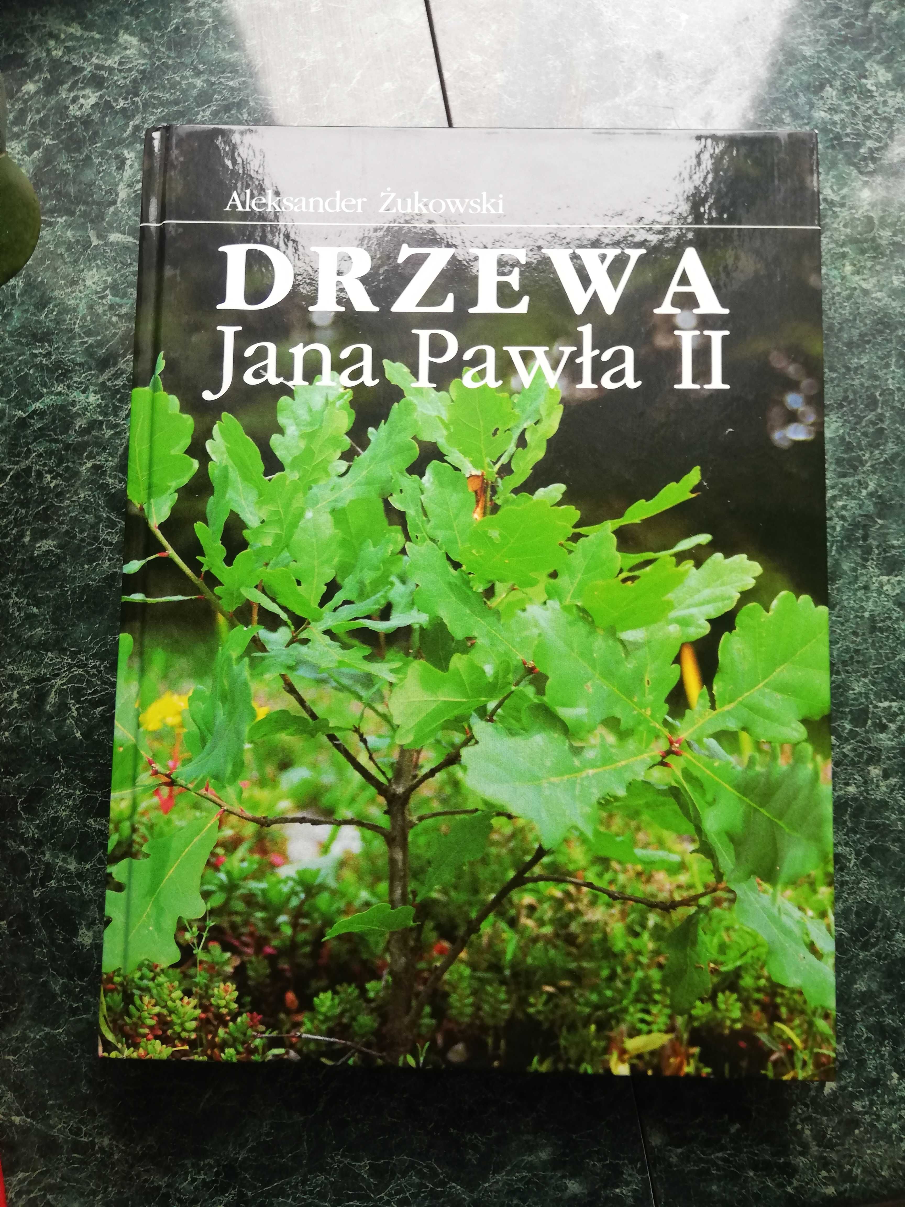 Piękne wydana książka o Janie Pawle II  pt."Drzewa Jana Pawła II"