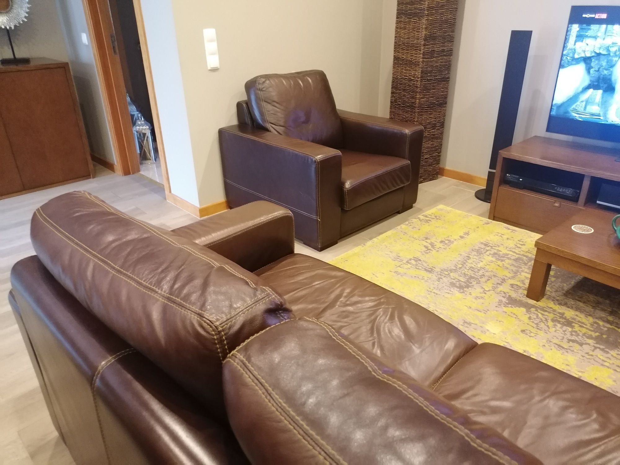 Conjunto de sofás em pele: 2 de 1 lugar e 1 de 3