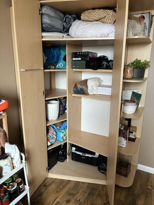 Bardzo pojemna szafa narożna