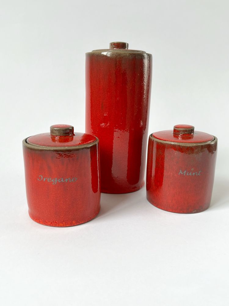 trzy czerwone pojemniki kuchenne ceramika Lava