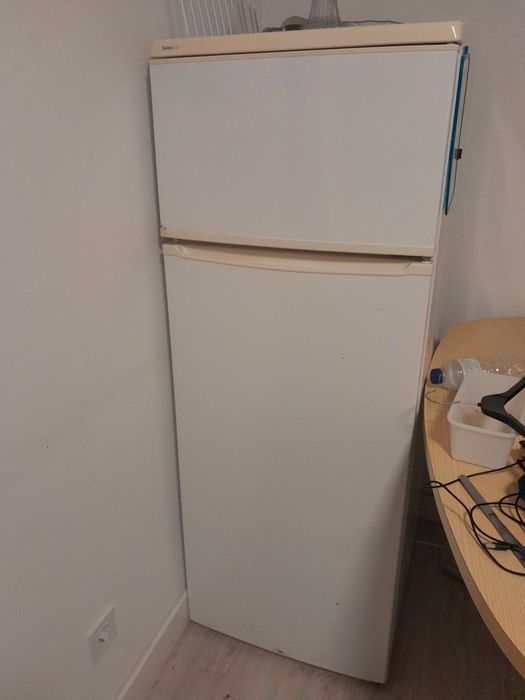 Cama de casa com colchao seminovo e duas camss de solteiro em mogno