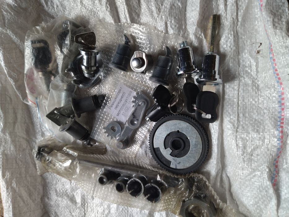 Реле зарядні і реле поворотові і різне.